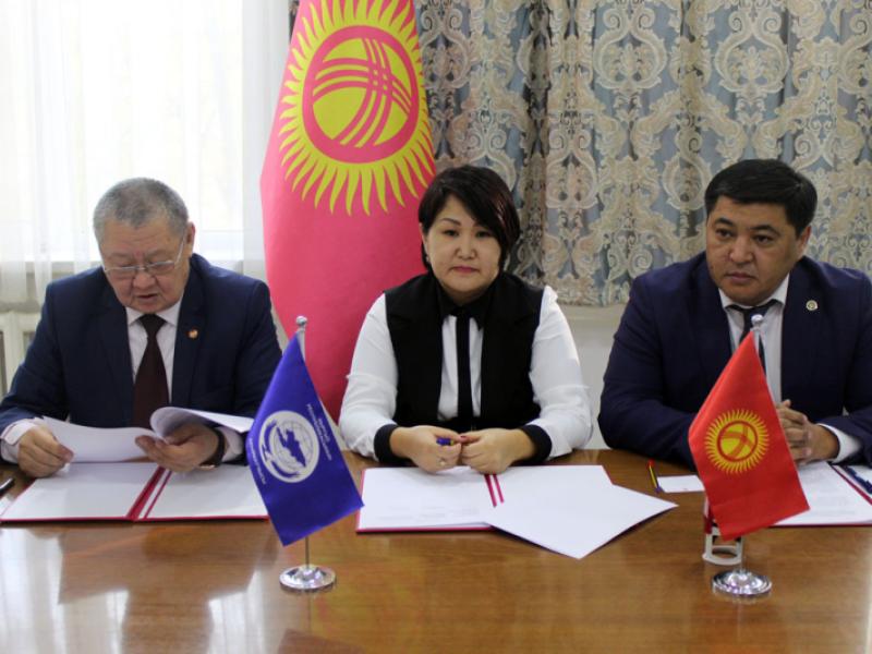 Токон Мамытов Мамлекет кепилдеген юридикалык жардам программасынын алкагында квалификациялуу юридикалык жардам көрсөтүү боюнча үч тараптуу макулдашууга кол койду