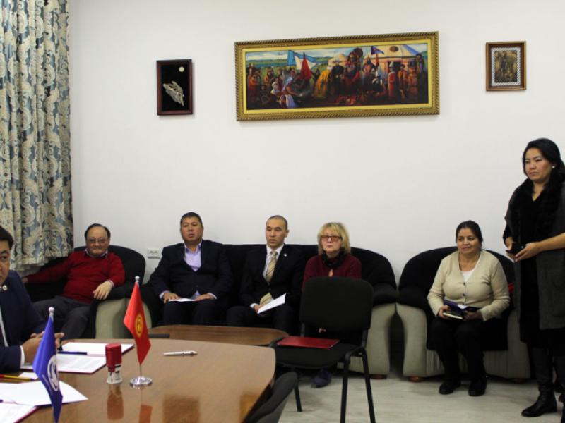 Токон Мамытов Мамлекет кепилдеген юридикалык жардам программасынын алкагында квалификациялуу юридикалык жардам көрсөтүү боюнча үч тараптуу макулдашууга кол койду