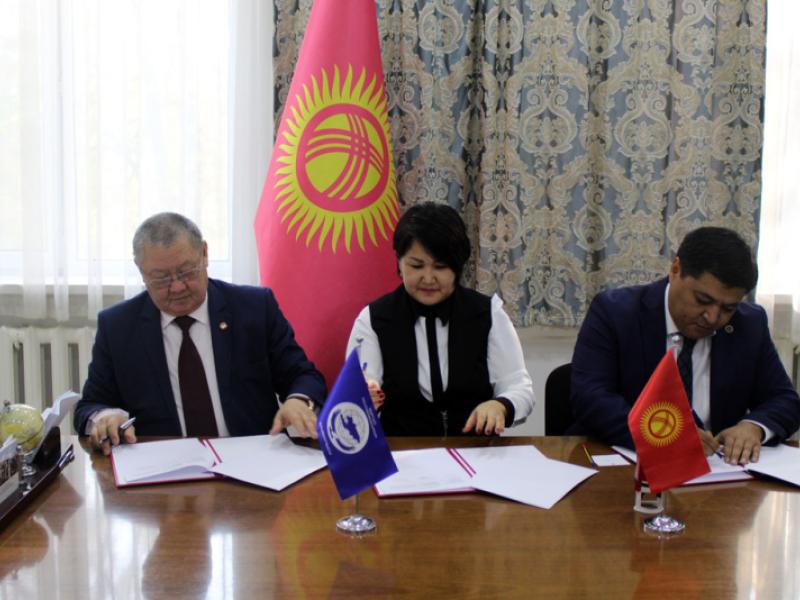 Токон Мамытов Мамлекет кепилдеген юридикалык жардам программасынын алкагында квалификациялуу юридикалык жардам көрсөтүү боюнча үч тараптуу макулдашууга кол койду