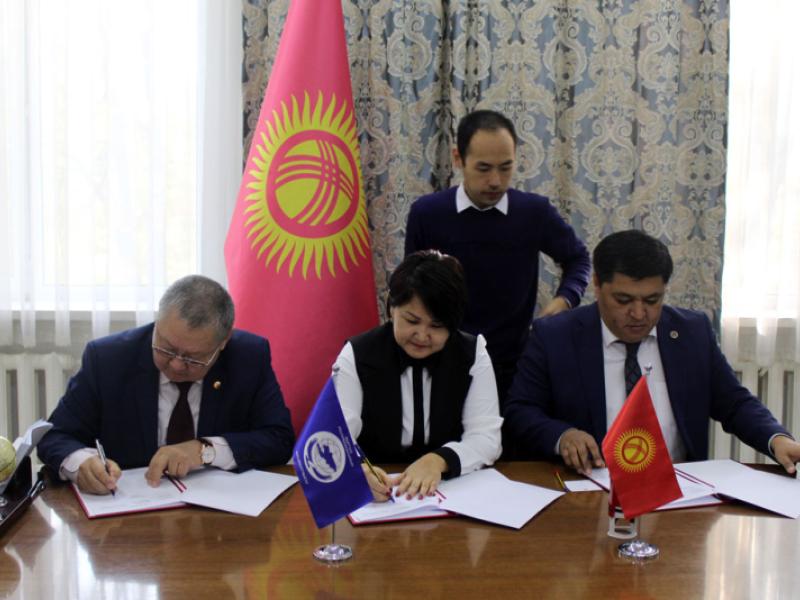 Токон Мамытов Мамлекет кепилдеген юридикалык жардам программасынын алкагында квалификациялуу юридикалык жардам көрсөтүү боюнча үч тараптуу макулдашууга кол койду