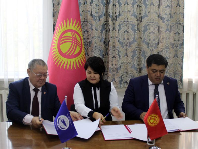 Токон Мамытов Мамлекет кепилдеген юридикалык жардам программасынын алкагында квалификациялуу юридикалык жардам көрсөтүү боюнча үч тараптуу макулдашууга кол койду