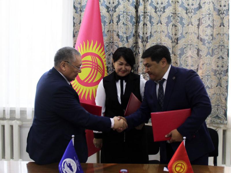 Токон Мамытов Мамлекет кепилдеген юридикалык жардам программасынын алкагында квалификациялуу юридикалык жардам көрсөтүү боюнча үч тараптуу макулдашууга кол койду