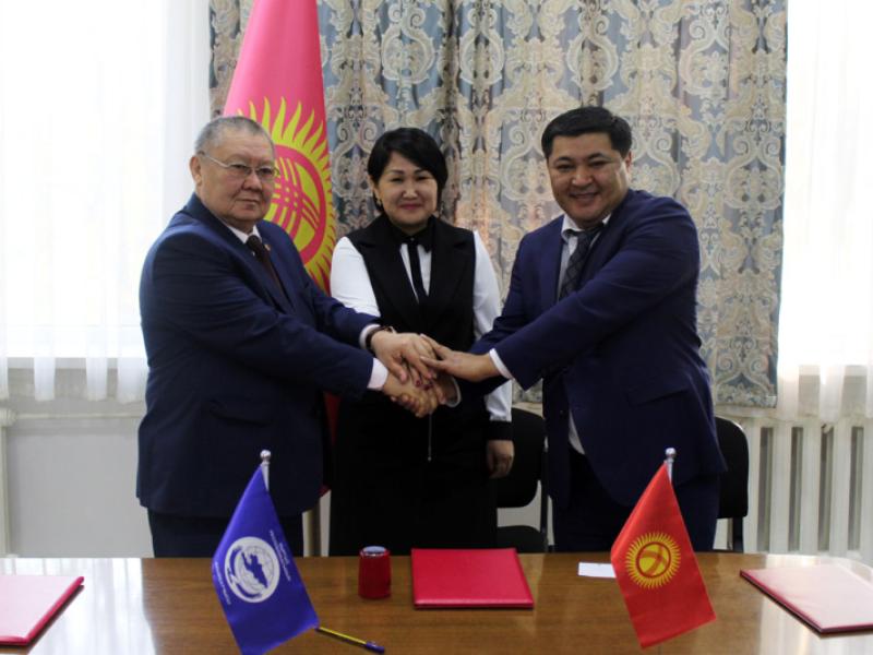 Токон Мамытов Мамлекет кепилдеген юридикалык жардам программасынын алкагында квалификациялуу юридикалык жардам көрсөтүү боюнча үч тараптуу макулдашууга кол койду