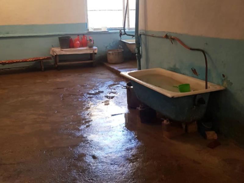 Кызыл-Жар  айылындагы республикалык психиатриялык  ооруканасында бейтаптардын укуктары бузулуп, антисанитардык шартта турушат