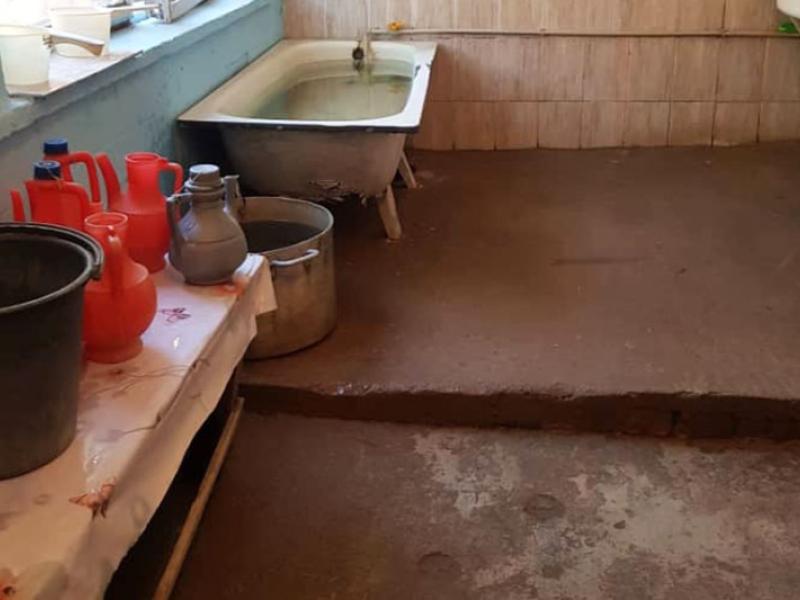 Кызыл-Жар  айылындагы республикалык психиатриялык  ооруканасында бейтаптардын укуктары бузулуп, антисанитардык шартта турушат