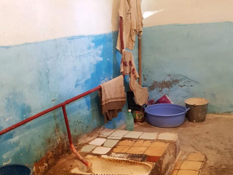 Кызыл-Жар  айылындагы республикалык психиатриялык  ооруканасында бейтаптардын укуктары бузулуп, антисанитардык шартта турушат