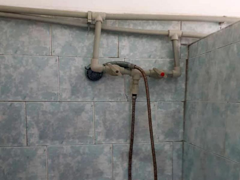 Шекафтар поселогундагы  кургак учукка каршы ооруканада бүтүндөй корпуска  бир эле душ бар, анын да жылуу суусу жок