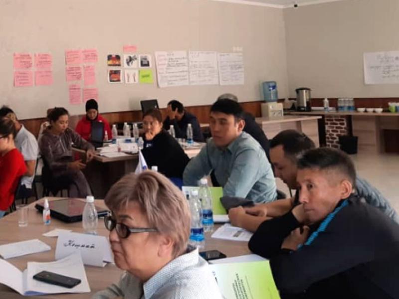 Жаңы кабыл алынган кызматкерлер аналитикалык документтерди түзүү боюнча окуудан өтүштү