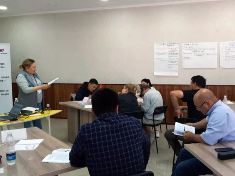 Жаңы кабыл алынган кызматкерлер аналитикалык документтерди түзүү боюнча окуудан өтүштү