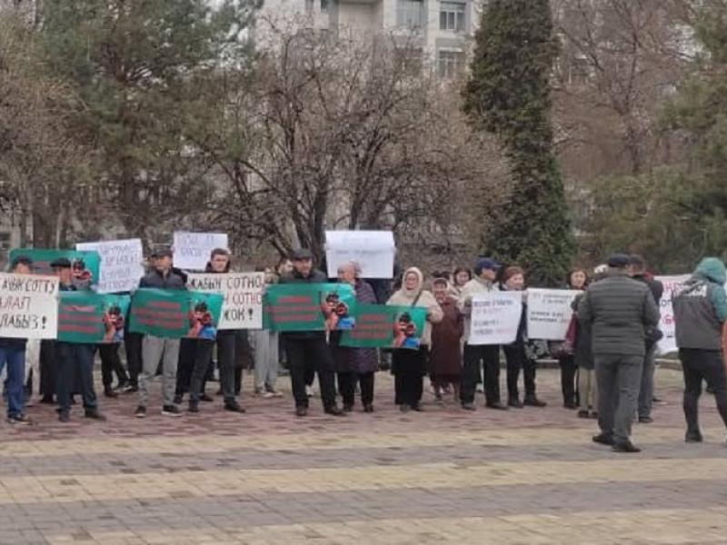 Акыйкатчы аппаратынын кызматкерлери “Кемпир-Абад иши” боюнча жарандардын тынч жыйынына мониторинг жүргүзүштү