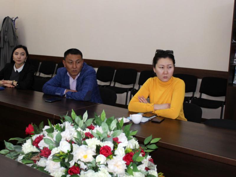 КР Акыйкатчысынын борбордук кеңсесинде КРда балдарды сатууга байланышкан теманы изилдөөнүн жыйынтыгы талкууга алынды  