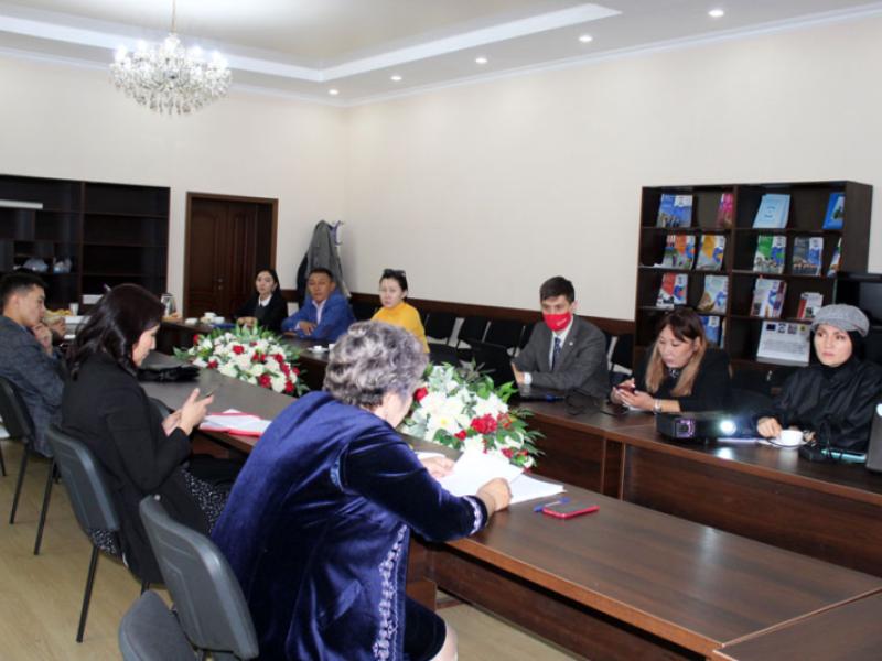 КР Акыйкатчысынын борбордук кеңсесинде КРда балдарды сатууга байланышкан теманы изилдөөнүн жыйынтыгы талкууга алынды  