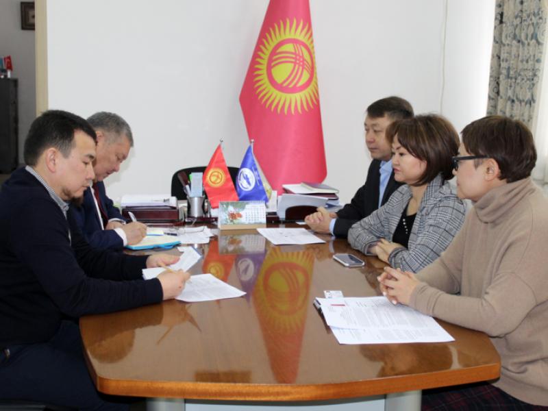 Кыргызстандын укук коргоо уюмдарынын өкүлдөрү Акыйкатчы Токон Мамытов менен бейөкмөт уюмдардын жана коммерциялык эмес уюмдардын ишмердүүлүгүнө байланыштуу мыйзамдолбоорун талкуулашты