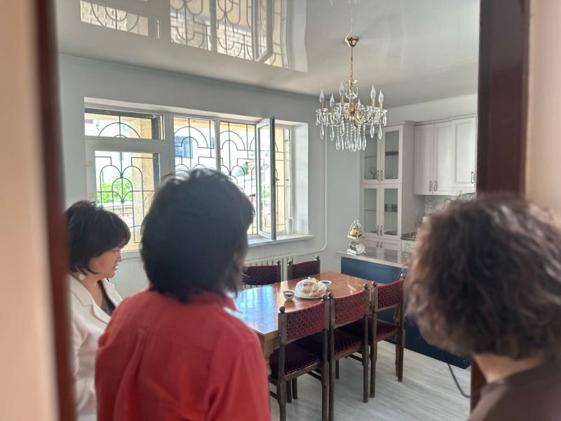 Акыйкатчы КР Джамиля Джаманбаева посетила ресурсный центр поддержки матерей и детей «Эне үйү»