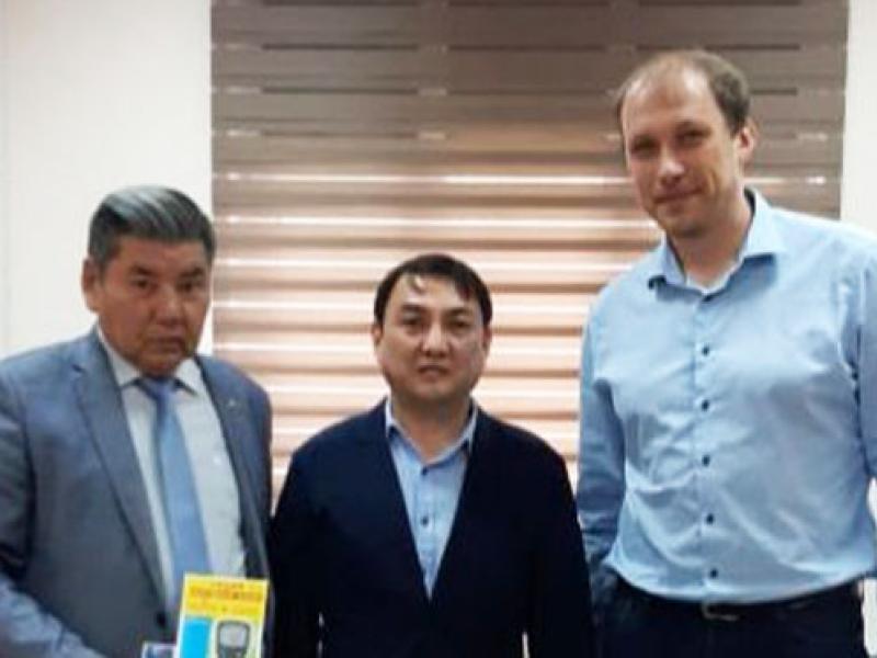 Кыргызстандын Башкы консулдугу Россия Федерациясынын Урал федералдык округундагы Кыргыз Республикасынын Акыйкатчысынын өкүлүнө өзгөчө ыраазычылык билдирди