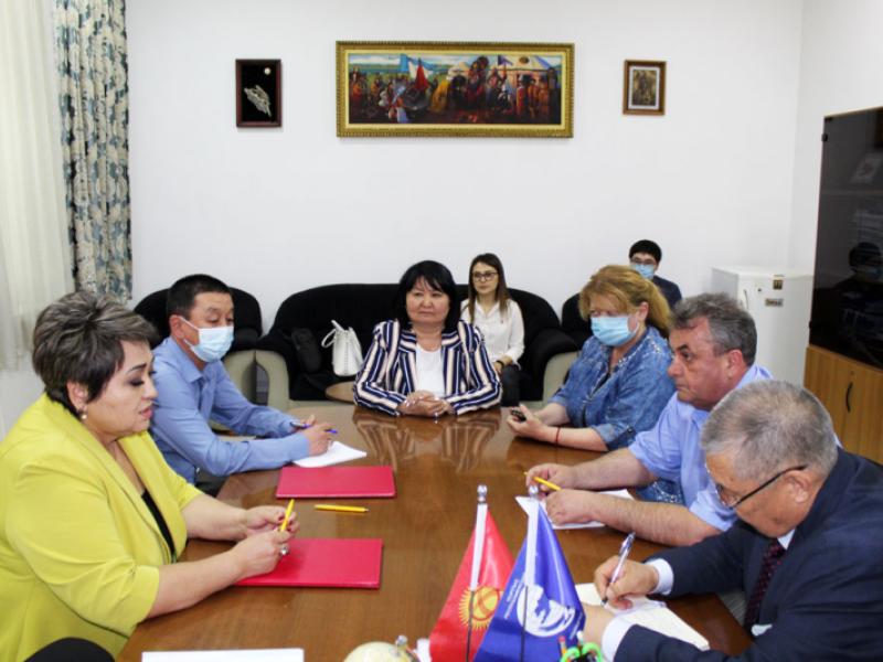 КР Акыйкатчысы жана “МКЮЖ өнүктүрүү үчүн ӨЭУ улуттук тармагы” адам укуктары жана эркиндиктери чөйрөсүндө кызматташуу жөнүндө меморандумга кол коюшту