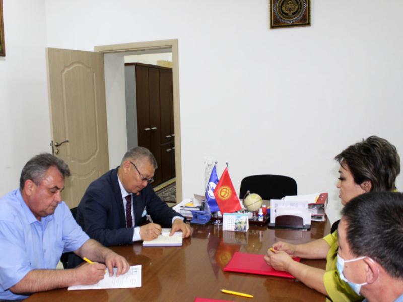 КР Акыйкатчысы жана “МКЮЖ өнүктүрүү үчүн ӨЭУ улуттук тармагы” адам укуктары жана эркиндиктери чөйрөсүндө кызматташуу жөнүндө меморандумга кол коюшту