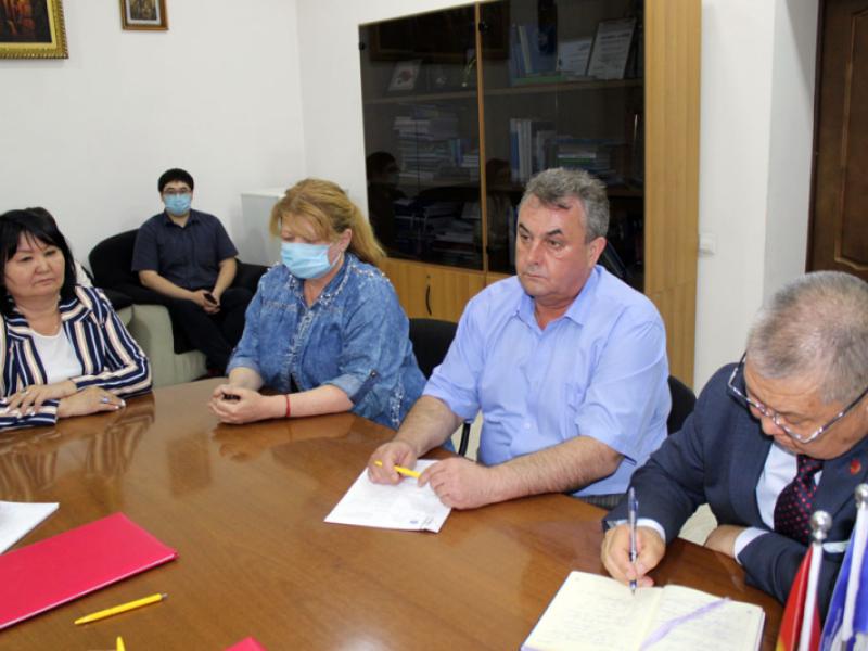 КР Акыйкатчысы жана “МКЮЖ өнүктүрүү үчүн ӨЭУ улуттук тармагы” адам укуктары жана эркиндиктери чөйрөсүндө кызматташуу жөнүндө меморандумга кол коюшту