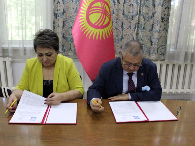 КР Акыйкатчысы жана “МКЮЖ өнүктүрүү үчүн ӨЭУ улуттук тармагы” адам укуктары жана эркиндиктери чөйрөсүндө кызматташуу жөнүндө меморандумга кол коюшту