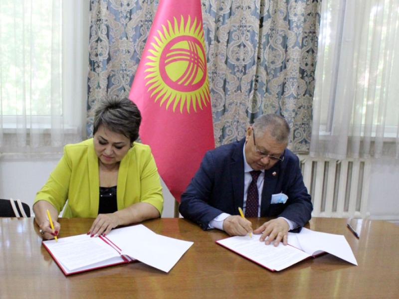 КР Акыйкатчысы жана “МКЮЖ өнүктүрүү үчүн ӨЭУ улуттук тармагы” адам укуктары жана эркиндиктери чөйрөсүндө кызматташуу жөнүндө меморандумга кол коюшту