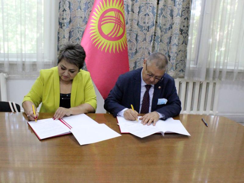 КР Акыйкатчысы жана “МКЮЖ өнүктүрүү үчүн ӨЭУ улуттук тармагы” адам укуктары жана эркиндиктери чөйрөсүндө кызматташуу жөнүндө меморандумга кол коюшту