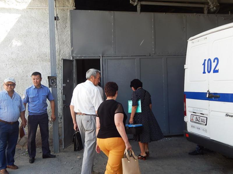 Акыйкатчы аппаратынын кызматкерлери Кыргызстандын түштүк тарабында жайгашкан убактылуу кармоочу жайларды текшеришти