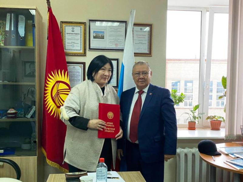 Токон Мамытов Екатеринбург шаарында КР Башкы консулдугунун кызматкерлери жана кыргыз диаспорасынын өкүлдөрү менен жолугушту