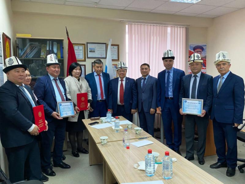 Токон Мамытов Екатеринбург шаарында КР Башкы консулдугунун кызматкерлери жана кыргыз диаспорасынын өкүлдөрү менен жолугушту