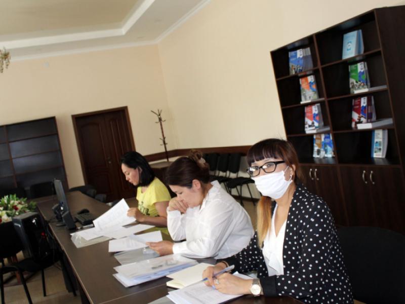 Акыйкатчы аппаратынын кызматкерлери бүтүрүүчүлөрдүн жалпы республикалык тестирлөөсүнө байкоо жүргүзүшөт