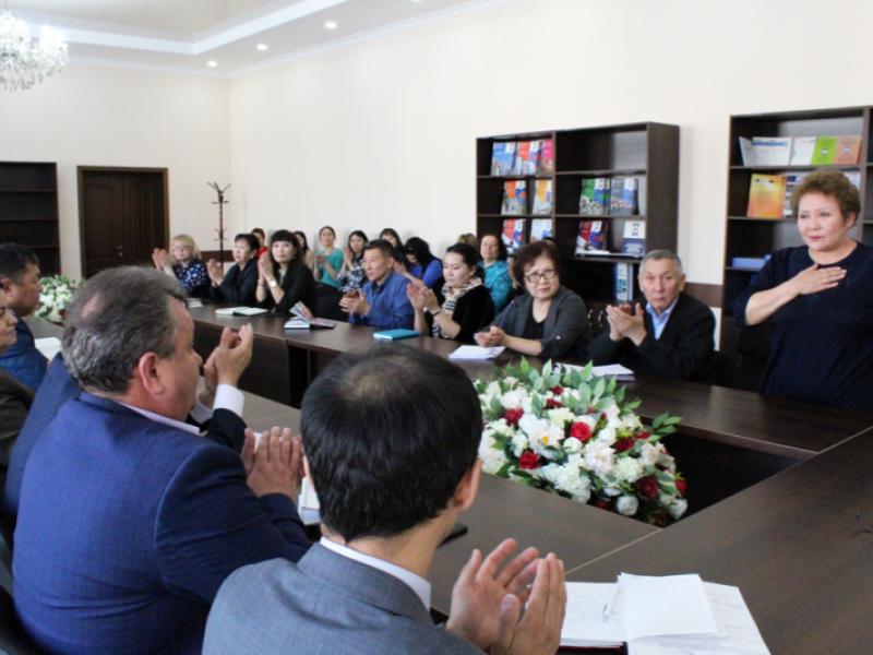 Акыйкатчы Токон Мамытов Омбудсмен аппаратынын эмгек жамаатына жаңы шайланган орун басарын тааныштырды