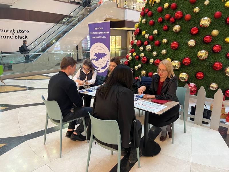 Бишкектеги соода борборлорунда Акыйкатчы институтунун кызматкерлери жарандар үчүн акысыз кеңештерди берип жатышат