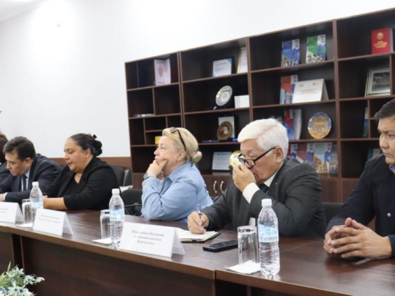 Жамиля Жаманбаева жарандык коомдун өкүлдөрү менен жолугушту