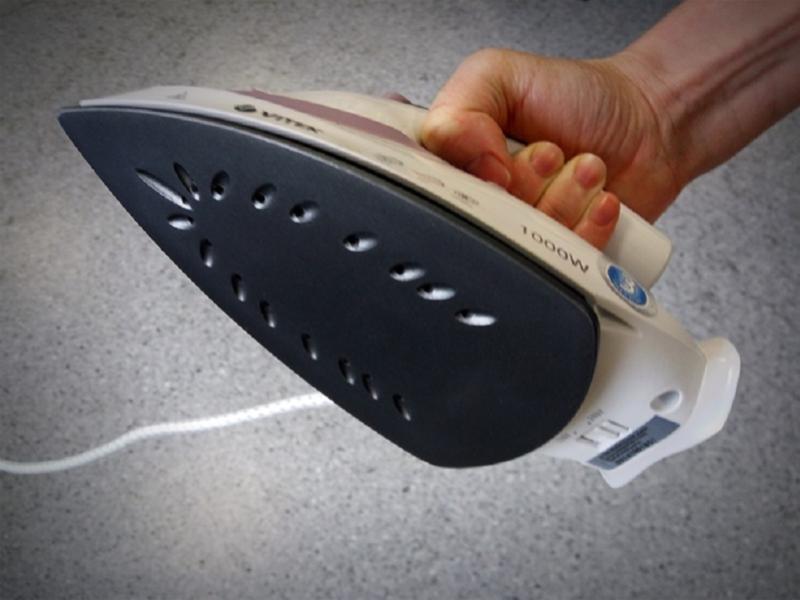 В Бишкеке мужчина пытал гражданскую жену, прижигая утюгом