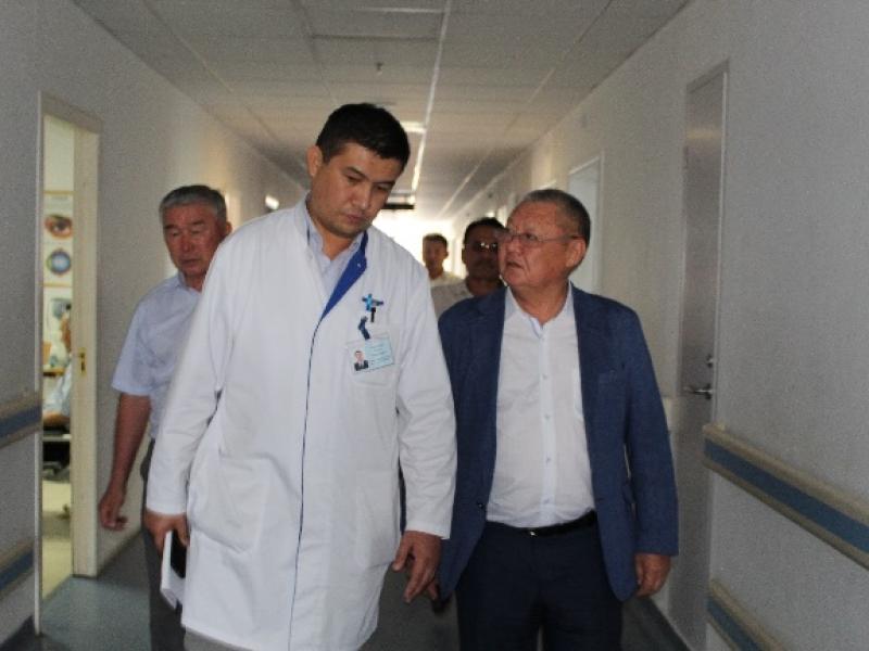 Акыйкатчы Токон Мамытов Кой-Таштагы кагылышуудан жабыр тарткан жарандардын ал-абалынан кабар алды