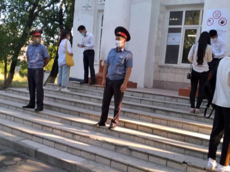 Акыйкатчы аппаратынын кызматкерлери бүтүрүүчүлөрдүн республикалык тестирлөөсүнө көзөмөл жүргүзүүгө киришишти