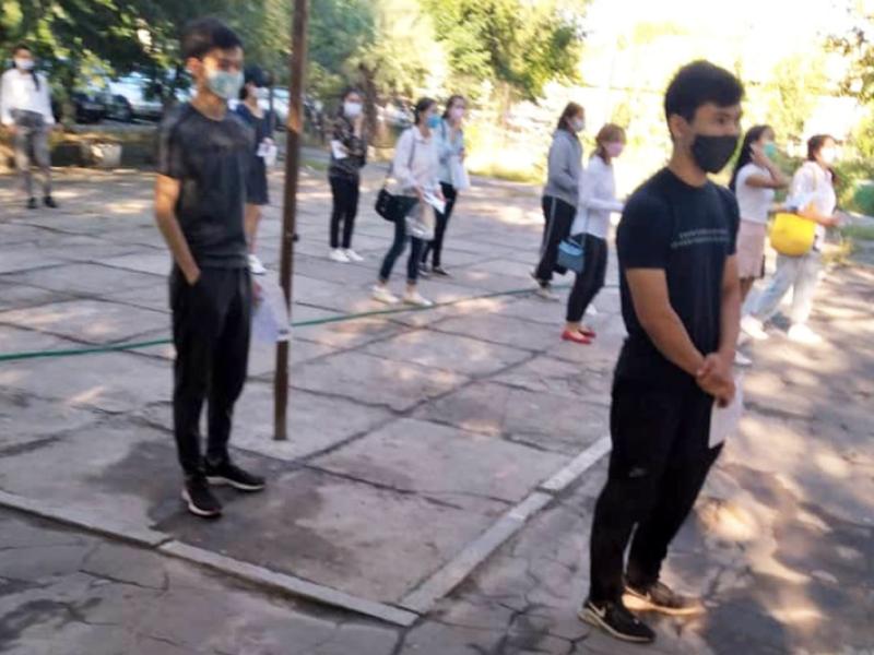 Акыйкатчы аппаратынын кызматкерлери бүтүрүүчүлөрдүн республикалык тестирлөөсүнө көзөмөл жүргүзүүгө киришишти