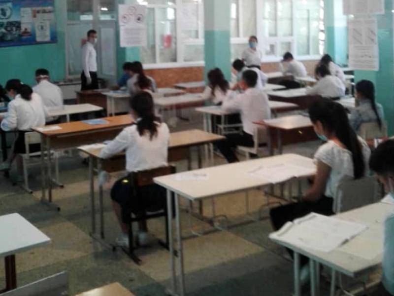 Акыйкатчы аппаратынын кызматкерлери бүтүрүүчүлөрдүн республикалык тестирлөөсүнө көзөмөл жүргүзүүгө киришишти