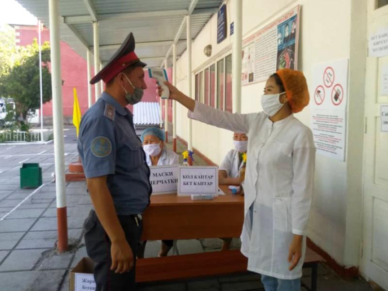 Акыйкатчы аппаратынын кызматкерлери бүтүрүүчүлөрдүн республикалык тестирлөөсүнө көзөмөл жүргүзүүгө киришишти