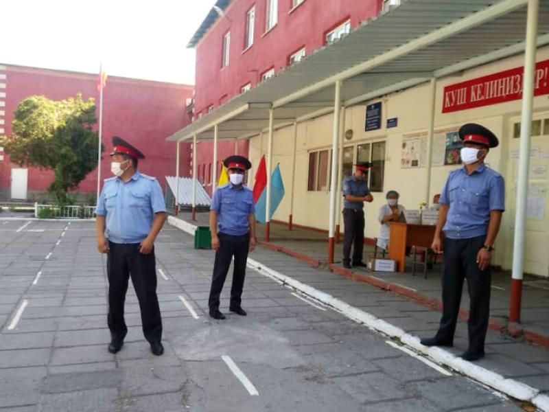 Акыйкатчы аппаратынын кызматкерлери бүтүрүүчүлөрдүн республикалык тестирлөөсүнө көзөмөл жүргүзүүгө киришишти