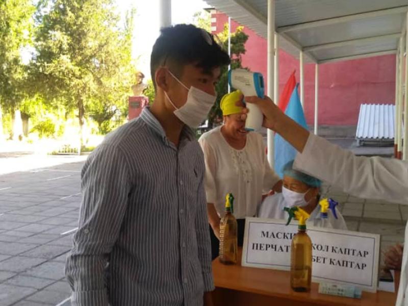 Акыйкатчы аппаратынын кызматкерлери бүтүрүүчүлөрдүн республикалык тестирлөөсүнө көзөмөл жүргүзүүгө киришишти