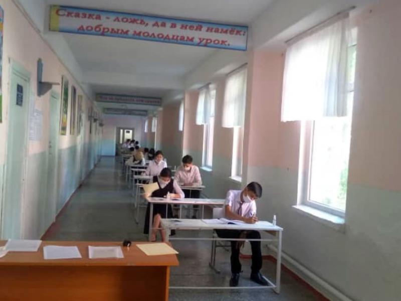 Акыйкатчы аппаратынын кызматкерлери бүтүрүүчүлөрдүн республикалык тестирлөөсүнө көзөмөл жүргүзүүгө киришишти