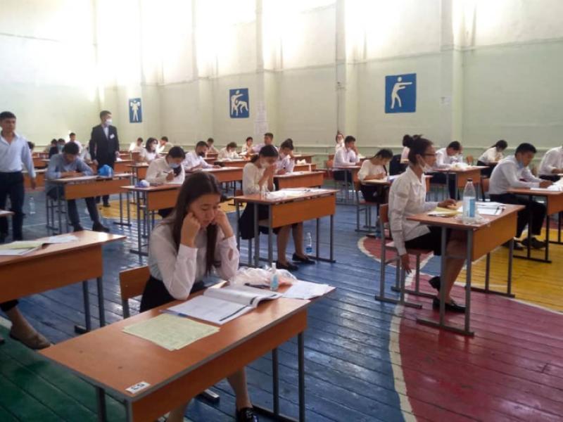 Акыйкатчы аппаратынын кызматкерлери бүтүрүүчүлөрдүн республикалык тестирлөөсүнө көзөмөл жүргүзүүгө киришишти