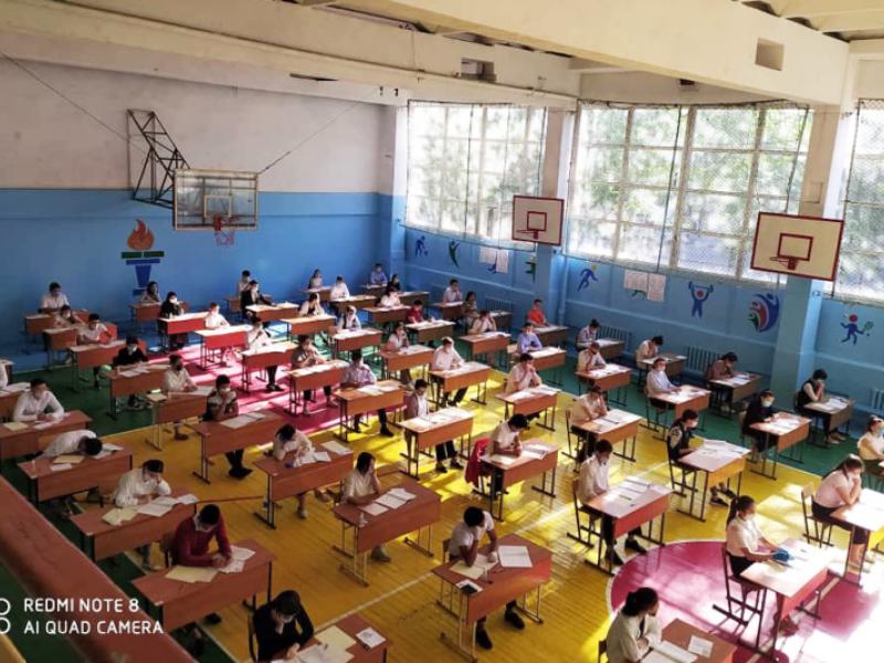 Акыйкатчы аппаратынын кызматкерлери бүтүрүүчүлөрдүн республикалык тестирлөөсүнө көзөмөл жүргүзүүгө киришишти