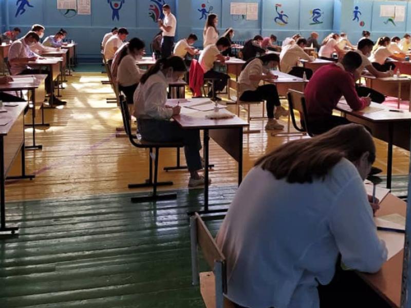 Акыйкатчы аппаратынын кызматкерлери бүтүрүүчүлөрдүн республикалык тестирлөөсүнө көзөмөл жүргүзүүгө киришишти