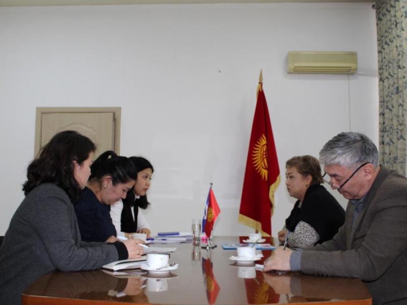 КР Акыйкатчысы Атыр Абдрахматова менен жолугушууда  ВИЧ менен жашаган адамдардын көйгөйлөрү талкууланды