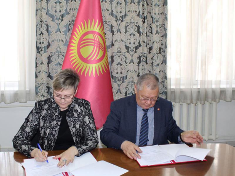 Акыйкатчы Токон Мамытов “Наше право” мекендештер гильдиясы ассоциациясы менен кызматташуу тууралуу меморандумга кол койду