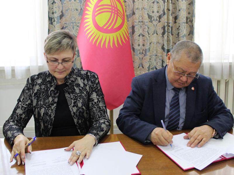 Акыйкатчы Токон Мамытов “Наше право” мекендештер гильдиясы ассоциациясы менен кызматташуу тууралуу меморандумга кол койду