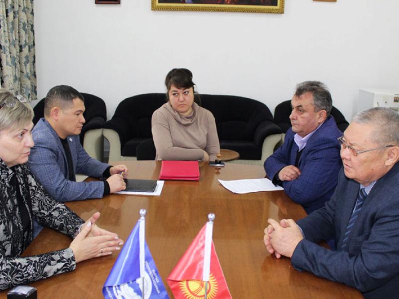 Акыйкатчы Токон Мамытов “Наше право” мекендештер гильдиясы ассоциациясы менен кызматташуу тууралуу меморандумга кол койду