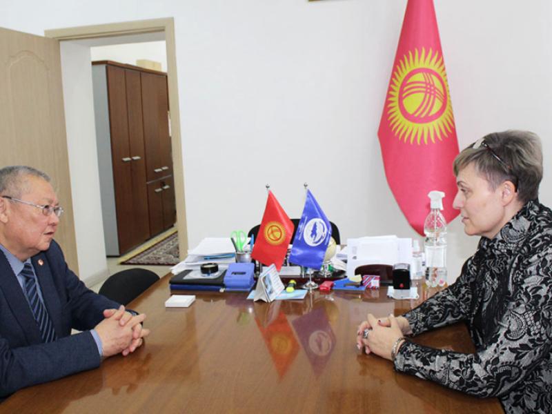 Акыйкатчы Токон Мамытов “Наше право” мекендештер гильдиясы ассоциациясы менен кызматташуу тууралуу меморандумга кол койду