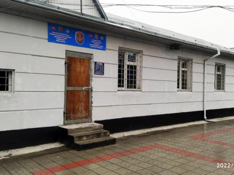 Блогер Жолболдуеванын укугун бузган Баткен райондук ички иштер бөлүмүнүн 11 кызматкерине сөгүш берилген  